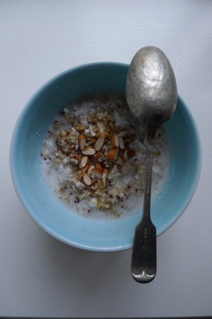 quinoagrød med kokosmælk, vanilje og kardemommesirup