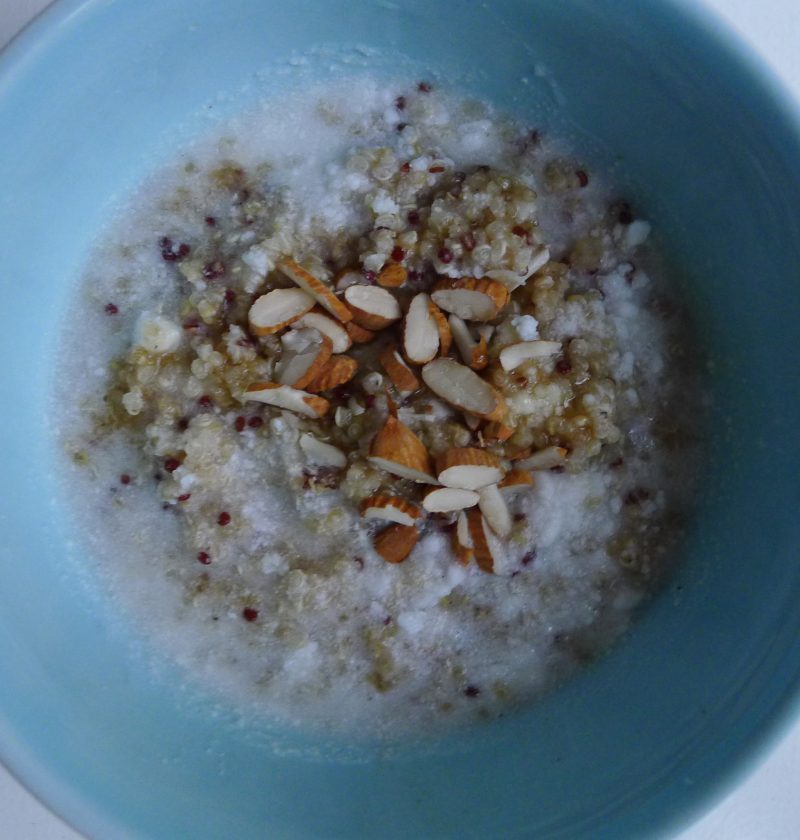 quinoagrød med kokosmælk, vanilje og kardemommesirup